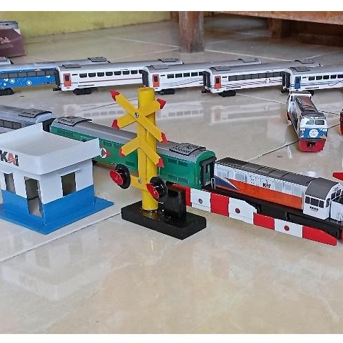 VIRAL Mainan miniatur Kereta Api Indonesia Lokomotif Gerbong, mainan kereta api KAI ( handmade )