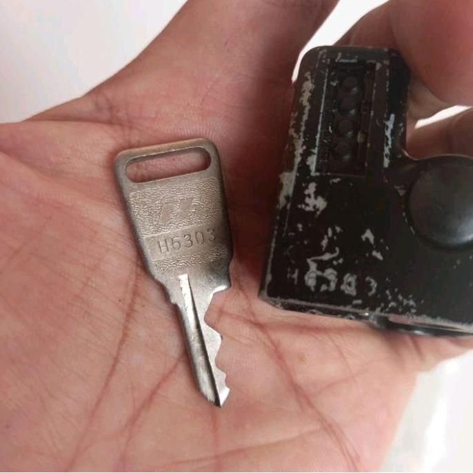 * helmet holder kunci helm ori NOS c70 cb100 cb125 s90 s90z benly *