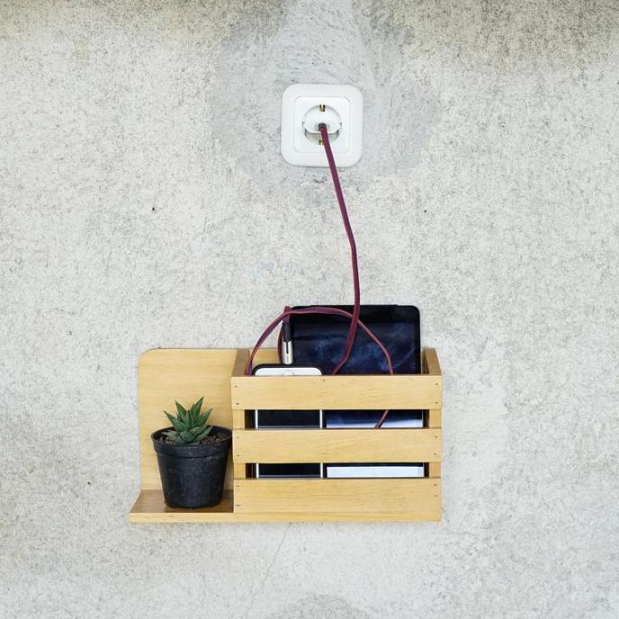 Rak charger hp, remote TV AC kunci tempel dinding bahan kayu TKP