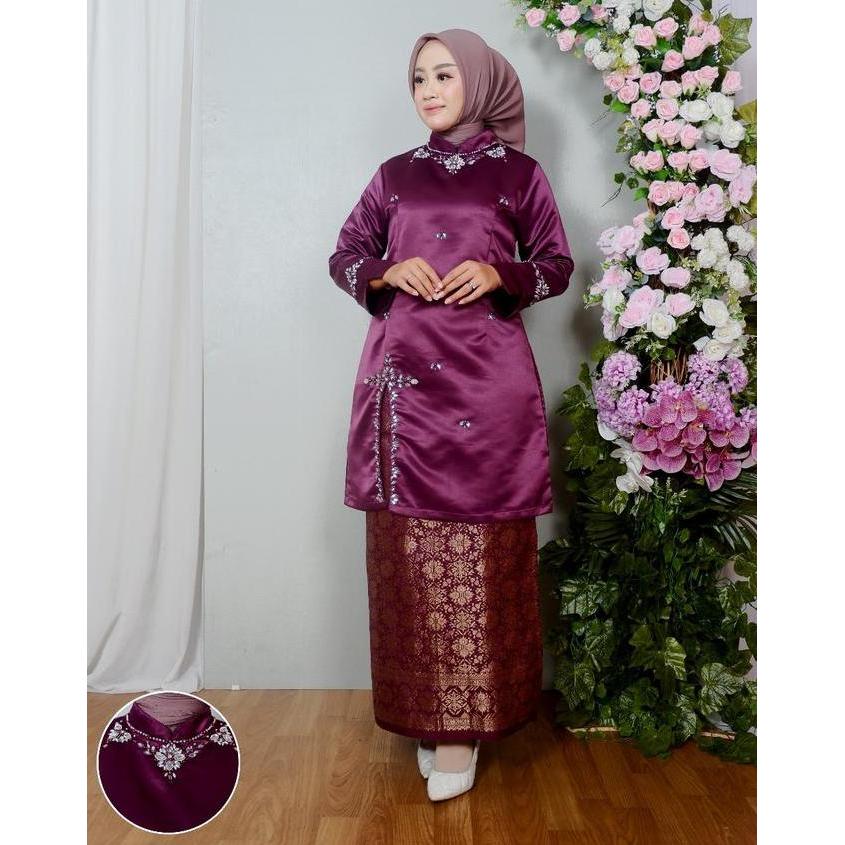 Setelan Tunik Satin Belah Samping Kombinasi Rok Songket Lilit