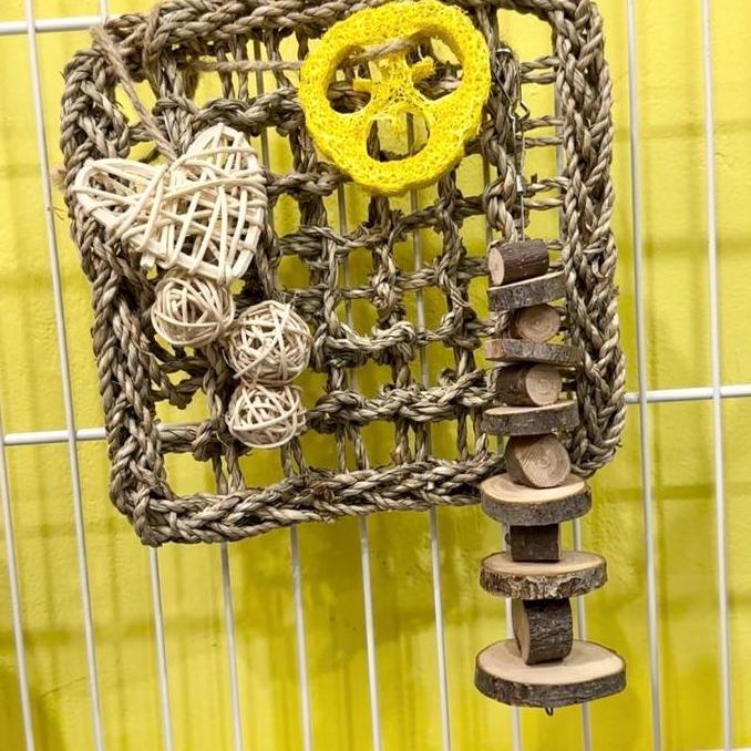 MAINAN KELINCI ONEL HAY MESH SQUARE 002/rabbit toys/rabbit chew toys