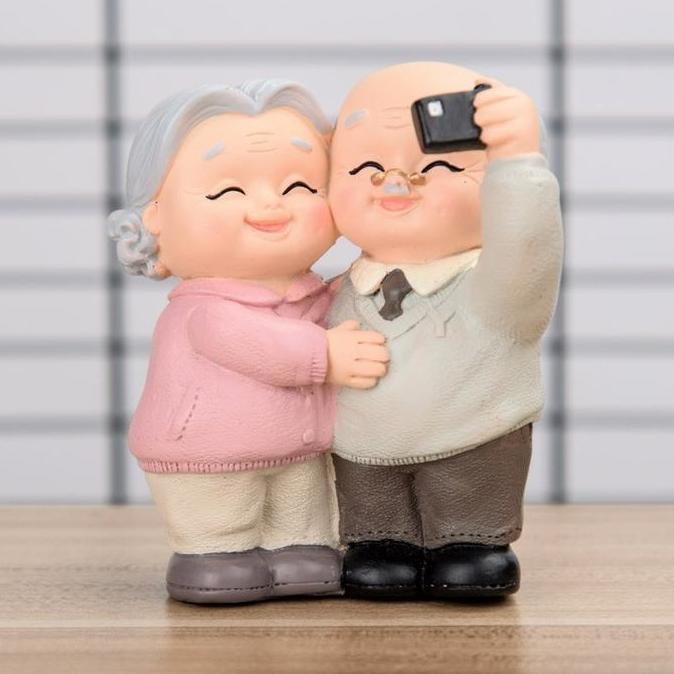 FAZAZENN - MINIATUR BONEKA RESIN SEPASANG KAKEK NENEK + BANGKU - HIASAN PAJANGAN