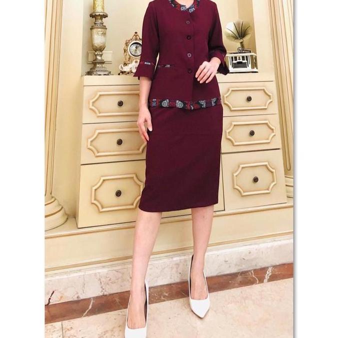 Setelan blazer kantor wanita modern . Blazer set rok wanita kantor