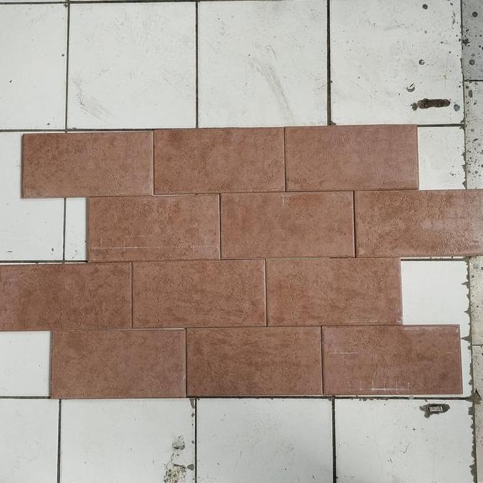 KERAMIK ( BUKAN KERAMIK) BAHAN GRANIT UKURAN 15X30 HARGA PERDUS