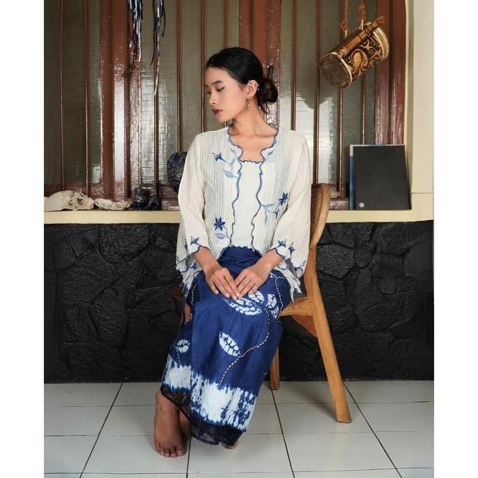 BOOLAO Kebaya Lily Embroidery (Detachable Outer) - Putih