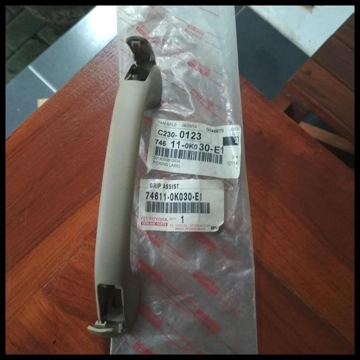 GRATIS ONGKIR PEGANGAN TANGAN ATAS PLAFON INNOVA FORTUNER WARNA GREGE 74611-0K030-E1 