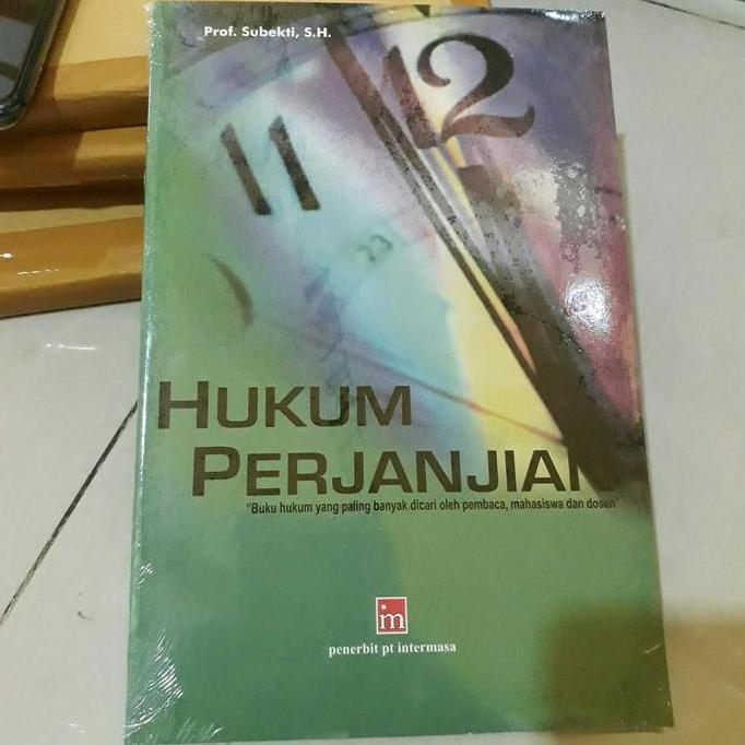 Hukum perjanjian karangan subekti.