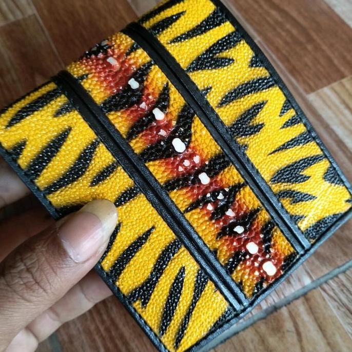 Gusty Leather Dompet Lipat Pria Kulit Ikan Pari Duri Motif Ter 8 Slot Kartu & 1 Slot Foto DompetPria