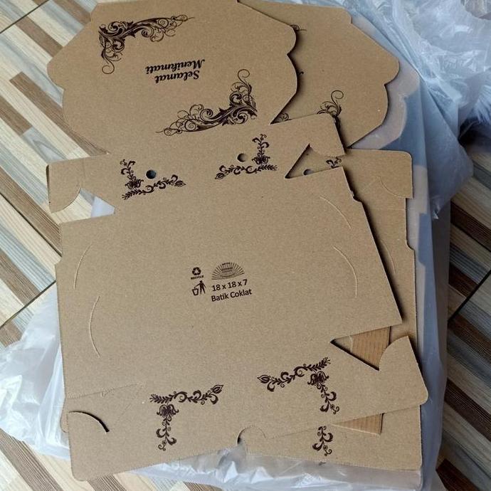 Dus Kraft motif uk 18 x 18 dus coklat kotak nasi ( per pack )