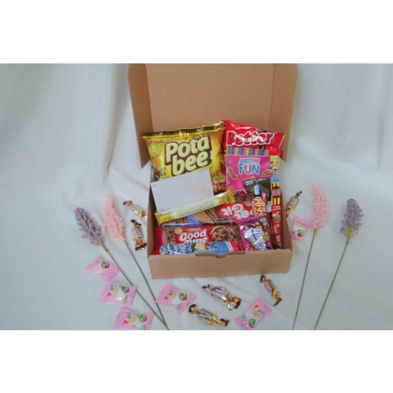 BIG SALE HAMPERS SNACK BOX GIFT/KADO WISUDA/HAMPERS/LEBARAN, SNACK BOX ISI 10PCS Free Request Kartu 