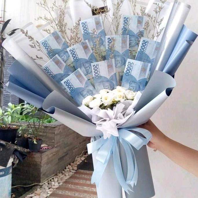 Bunga Uang 20000 dengan Bunga Putih dan Pita Biru untuk Hadiah Spesial FA