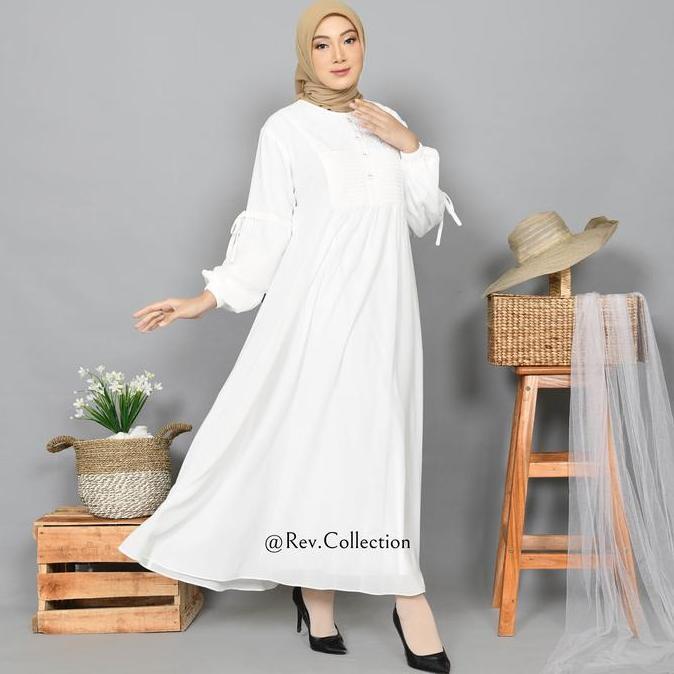 Gamis Umroh Wanita Bahan Ceruty Putih Tulang dengan Brukat Lengan Balon Aksen Pita