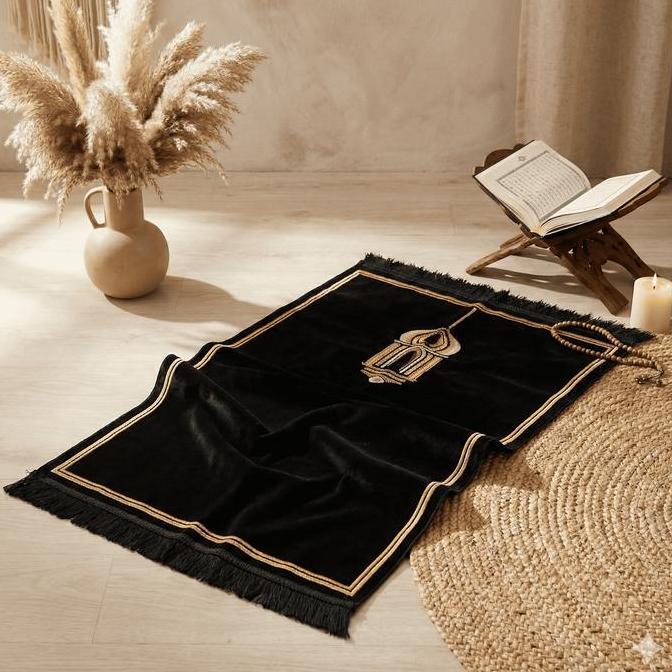 Kiswah Series Sajadah Hitam Turki Premium Ukuran 70x110cm dan 55x105cm Bahan Halus Lembut Sejadah Te