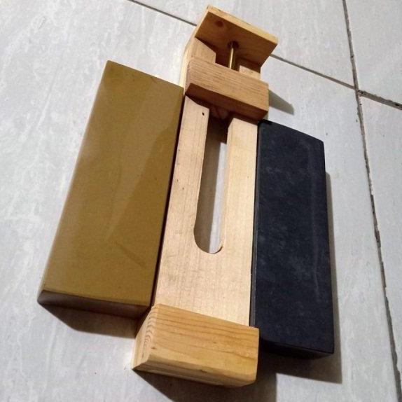 Dudukan Batu Asah Bantalan Alas Pengasah Tatakan Batu Asahan Wungkal