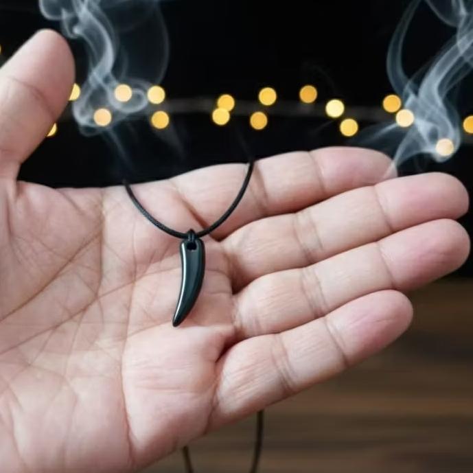 Kalung Tali Taring Hitam Serat Feng Shui