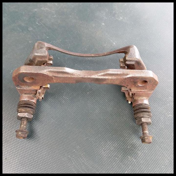 TERLARIS BRACKET BREKET SET BAUT BAUD CALIPER KALIPER REM RODA DEPAN HONDA JAZZ GD3 / CITY GD8 ASLI 