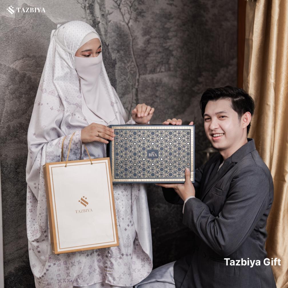 pengiriman cepat TAZBIYA - Gift Set Couple Mukena & Sarung (Raya Hampers Gift Box Raya Couple Isi Mu