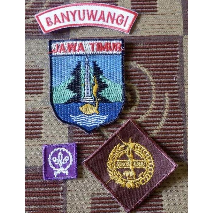 Bed nama siswa , atribut seragam sekolah , papan nama , nama dada