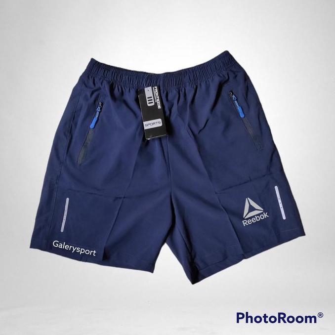 Celana pendek tenis bulutangkis lining