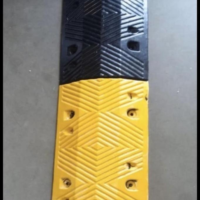 Speed Bump Polisi Tidur Karet 1 Meter Tinggi 7 cm