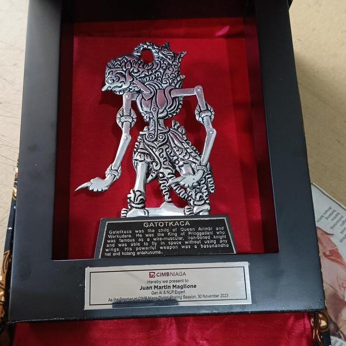 Hiasan Dinding Ruang Tamu Frame Wayang Souveni Wayang Logam