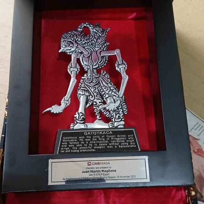 Hiasan Dinding Ruang Tamu Frame Wayang Souveni Wayang Logam