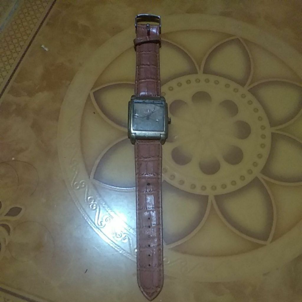 jam tangan cewe gak kebaca merknya 12U54K