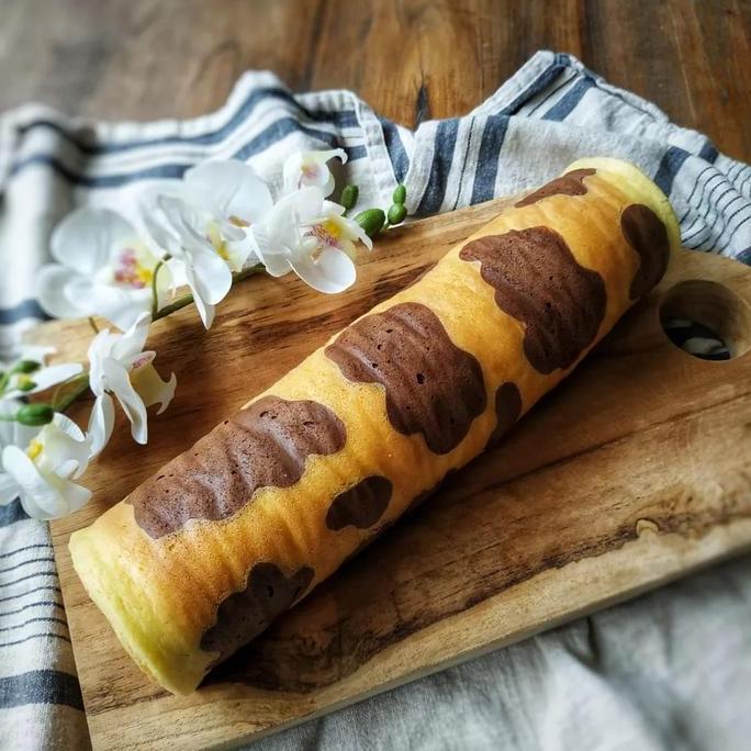 FLOURLESS KETO DEBM CHOCO CREAM CHEESE MOO ROLL CAKE