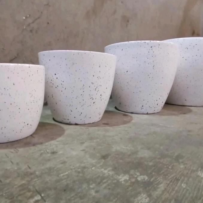 pot gerabah bintik hitam, pot tanah liat, pot bunga cantik, pot putih