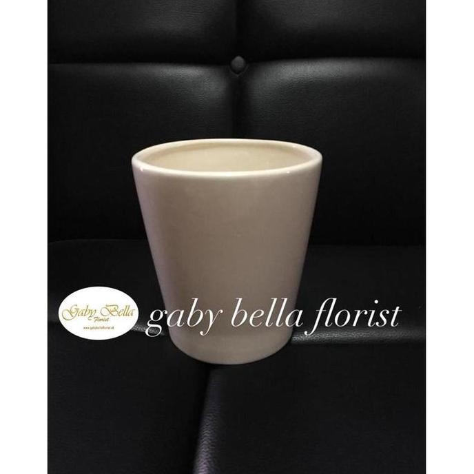 Pot keramik. (3) Vas keramik. Vas keramik putih. Pot bunga putih. Pot