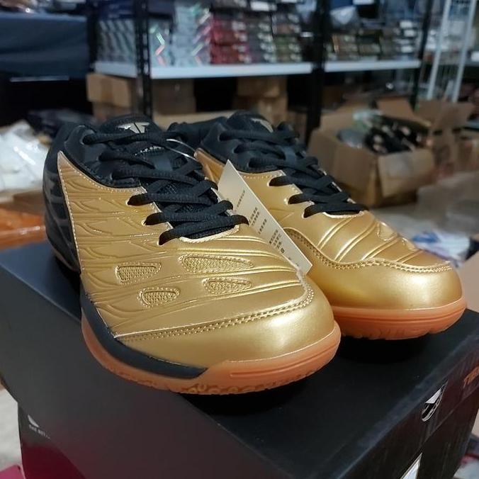 sepatu tenis meja tibhar hitam emas