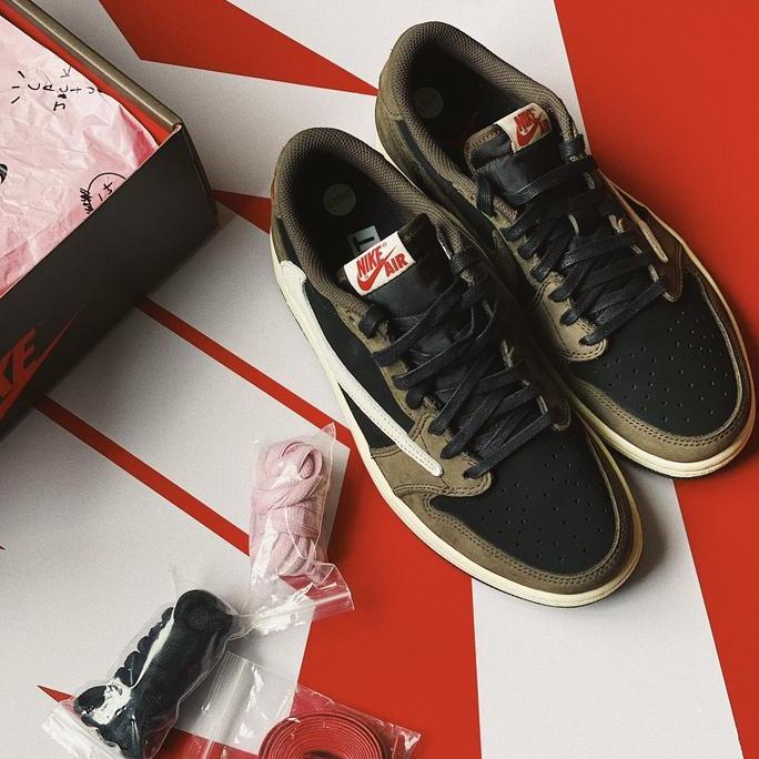 Travis Scott x Nike Air Jordan 1 Low ha 100% Authentic