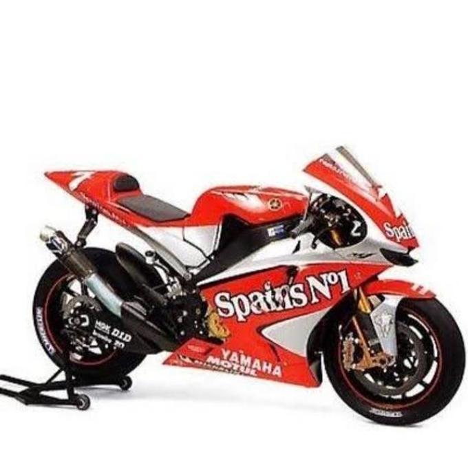 TAMIYA 14100 YAMAHA YZR-M1'04 NO.7/NO.33