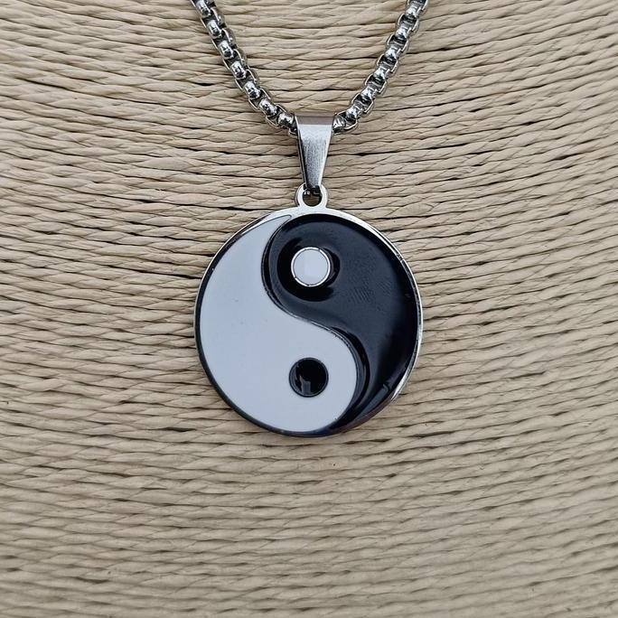 DS202 - KALUNG LIONTIN TITANIUM YING YANG PRIA TERLARIS Elegan Stainless