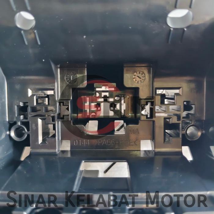Box Skring Kotak Sekring Box Sikring Asli Toyota Dyna 110 125 130 12V Hino Dutro 110 125 130 12V 826