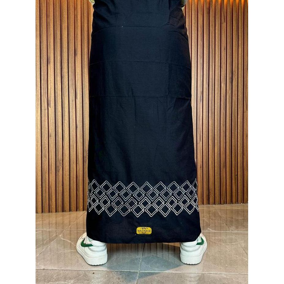 Wadimor - sarung bordir Premium motif geo kotak elegan terbaru 2026 hitam putih