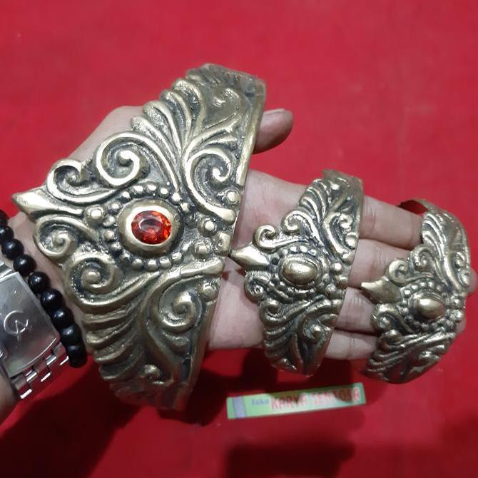 Barang Antik Mahkota Raja Kuningan Hias Batu Unik Model Kuno
