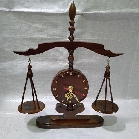 Hiasan Meja Jam Meja Kayu Jati Model Jam Timbangan Antik dan Unik