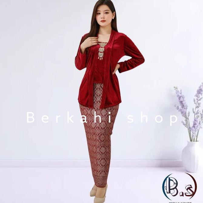 AI179 }} Setelan Kebaya Kutubaru Bludru Rok Songket Biru Elegan untuk Penampilan Memukau