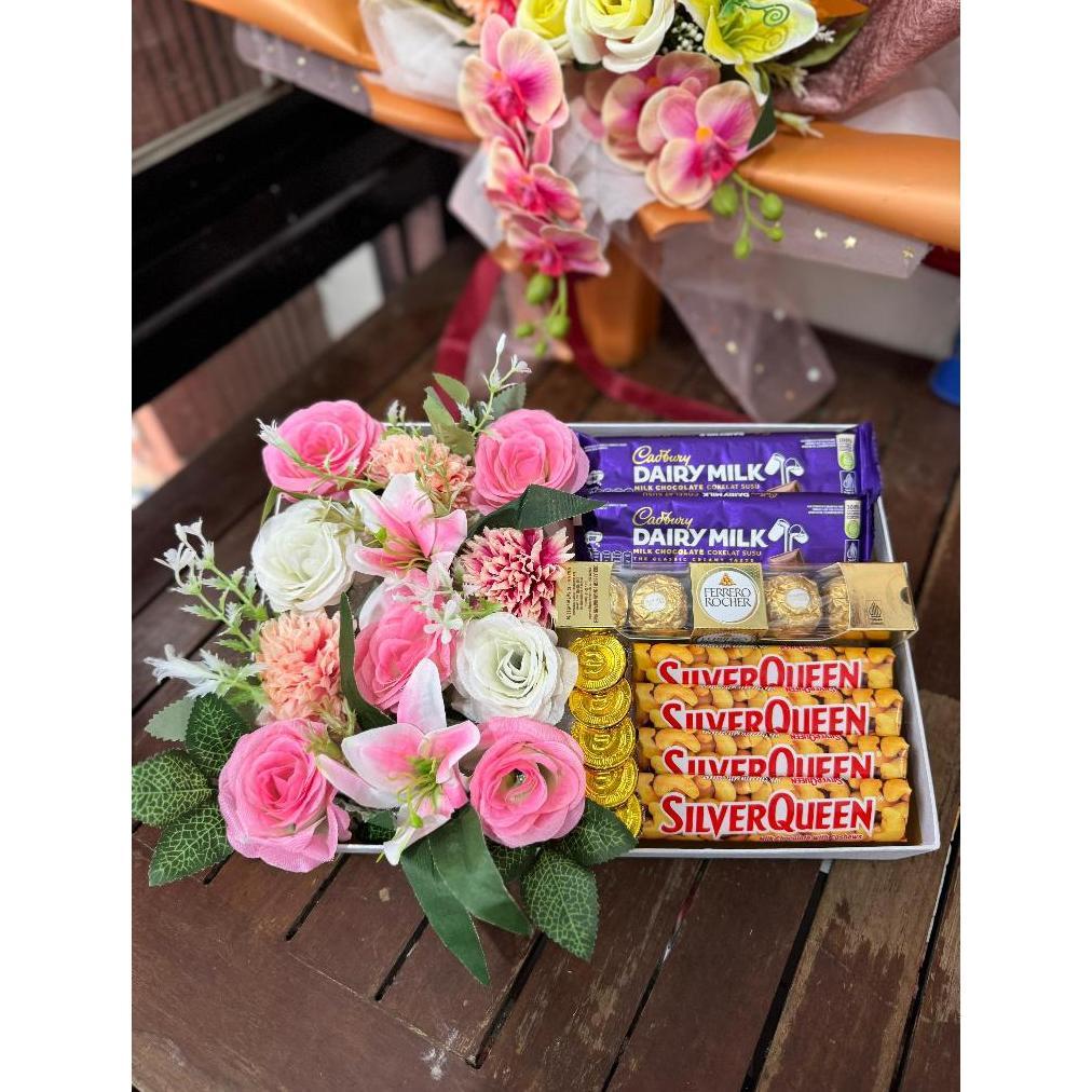 By05 viflowerss / bloom box / box flowers / fererro box / ferero hampers/ silverqueen box / cadbury/