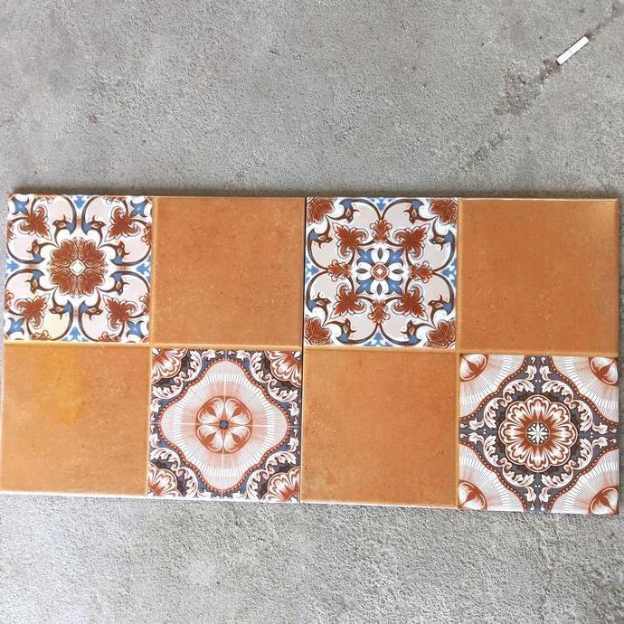 KERAMIK LANTAI TERAS-DAPUR 40X40 MATT HALUS BATIK HITAM PUTIH MULIA