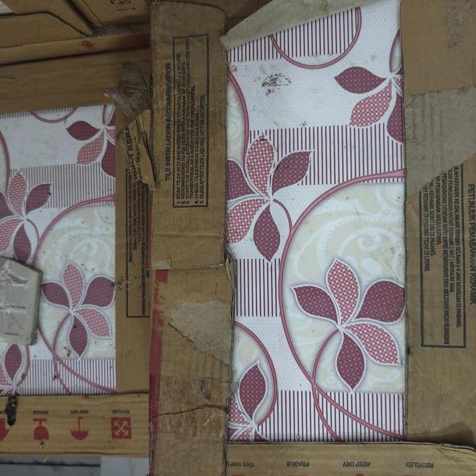 KERAMIK 25x40 PUTIH CARARA