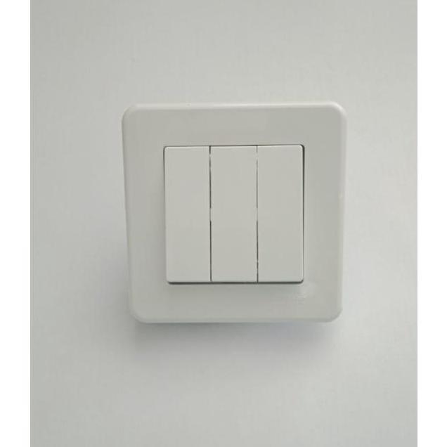 SAKLAR TRIPLE IB LEONA SCHNEIDER