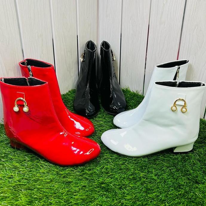 Sepatu boot anak perempuan Fashion variasi gantungan C Ukuran  26-35 boot  anak  perempuan  import
