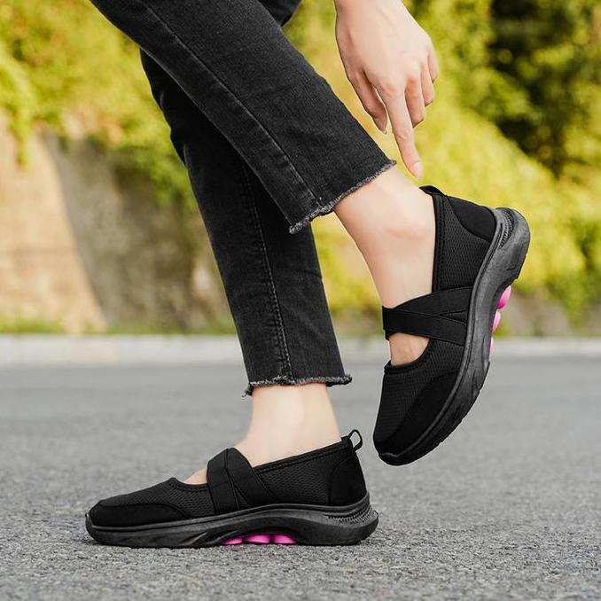 QINGSHUI Sepatu Olahraga Slip-On Wanita Hitam Baru Tiba. Sol Karet Two-Tone. Shoes  Casual Kasual Sn