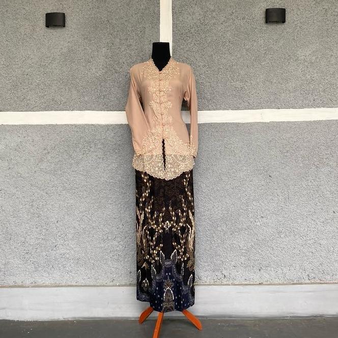 1 Stel Kebaya Encim+Rok Batik Prisket