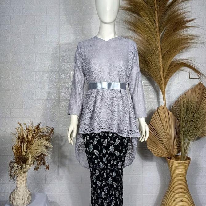 Dewi Setelan Kebaya Dewi Aurora Brokat / Kebaya Wisuda Modern / Baju Wanita Kondangan Warna Hitam Pu