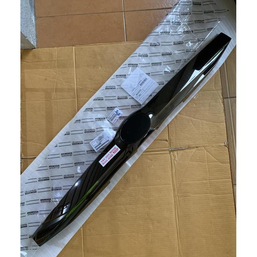 Garnish list pintu bagasi calya