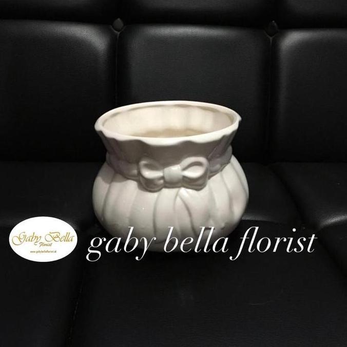 Pot keramik. (5) Vas keramik. Vas keramik putih. Pot bunga putih. Pot