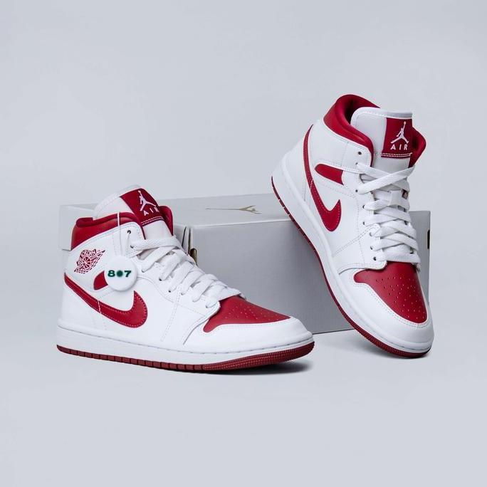 Air Jordan 1 Mid Reverse Chicago